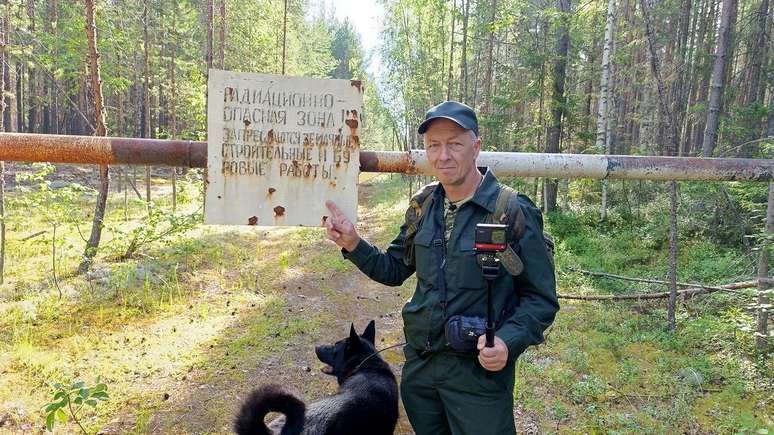 O blogueiro Andrei Fadeev perto do Lago Nuclear em 2024