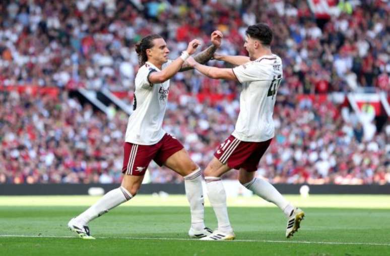 Calafiori celebra o gol que marcou para o Arsenal na vitória sobre o Manchester United.
