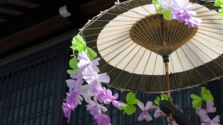 O formato do guarda-chuva fez com que os japoneses acreditassem que o objeto fosse um lugar acess&iacute;vel para que uma alma pudesse descer