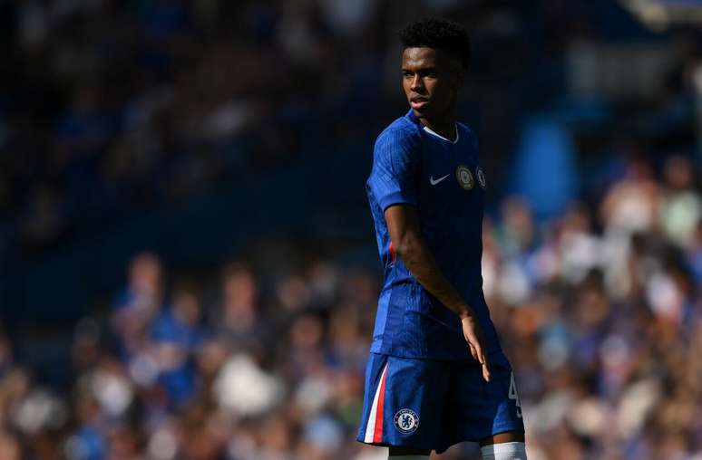 Estêvão observa o lance e se prepara para pedir a bola neste 0 a 0 entre o Chelsea e o Crystal. Foi a estreia da Joia em jogos da Premier League.