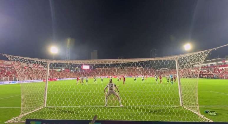 Jo&atilde;o Vieira cobra o p&ecirc;nalti que define o 2 a 0 do Vila Nova sobre o Goi&aacute;s.&nbsp;