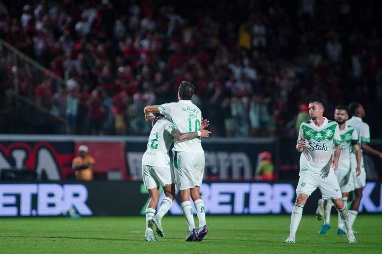 Nen&ecirc; celebra o gol de Igor Formiga. Afinal, foi uma assist&ecirc;ncia sua que resultou o gol do companheiro contra o Vit&oacute;ria.&nbsp;