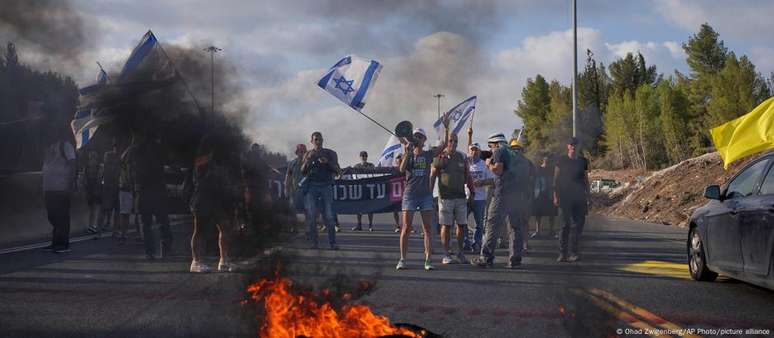 Manifestantes bloqueiam estrada próxima a Jerusalém pelo fim da guerra em Gaza