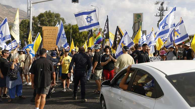 Manifestações estão sendo realizadas neste domingo (17) em várias cidades de Israel para exigir que o governo encerre a guerra na Faixa de Gaza e pela libertação dos reféns no território.