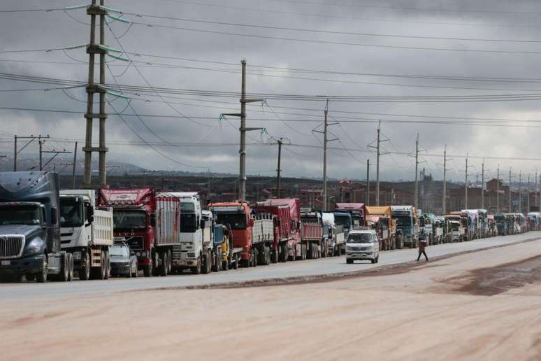 Crise na Bol&iacute;via levou &agrave; escassez de combust&iacute;vel; na foto, caminh&otilde;es aguardam em fila para abastecer em Viacha, perto de La Paz em 2025