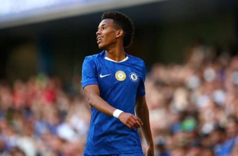 Estêvão observa o lance e se prepara para pedir a bola neste 0 a 0 entre o Chelsea e o Crystal. Foi a estreia da Joia em jogos da Premier League.