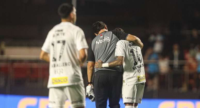 T&eacute;cnico do Vasco consolou Neymar ap&oacute;s a goleada.