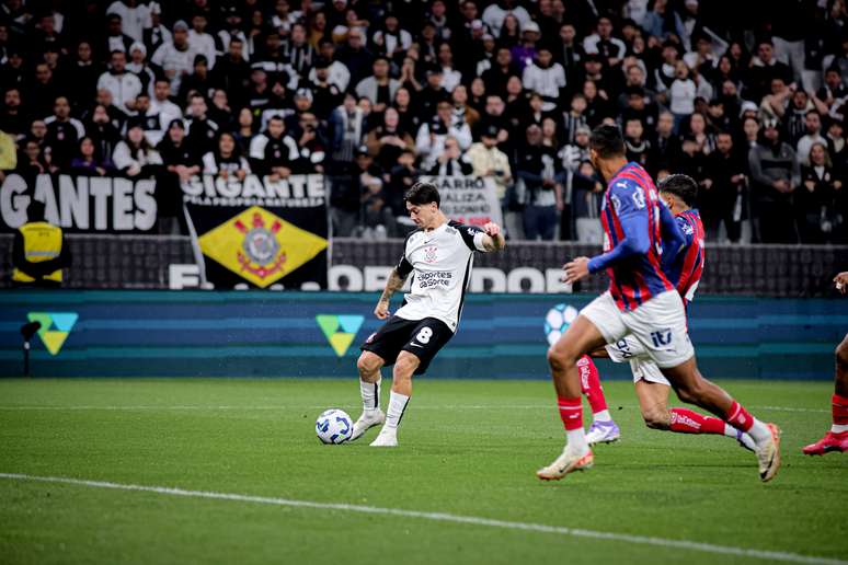 Garro, do Corinthians, tem gol anulado por toque de m&atilde;o durante partida contra o Bahia v&aacute;lida pela 20&ordf; rodada do Campeonato Brasileiro, S&eacute;rie A, realizada na noite deste s&aacute;bado, 16 de agosto de 2025, na Neo Qu&iacute;mica Arena, em S&atilde;o Paulo (SP)