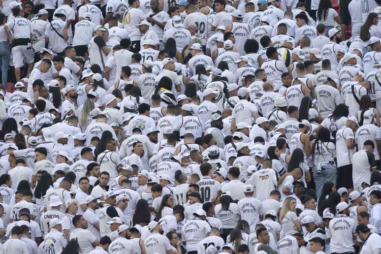 Torcida santista protesta após goleada do Santos sobre o Vasco