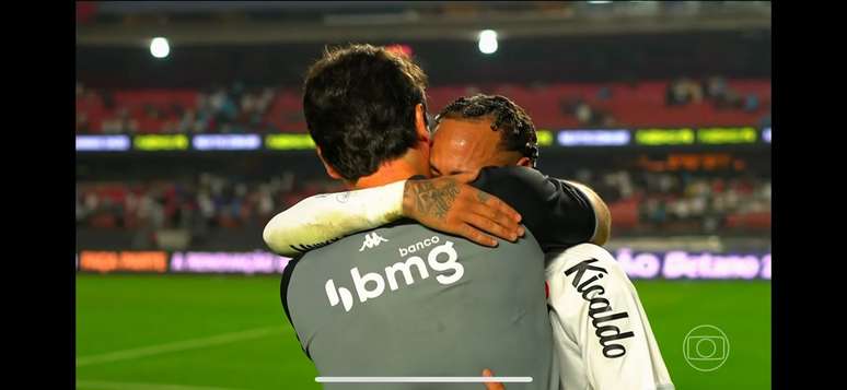 Neymar é consolado por técnico após goleada do Vasco