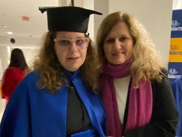 Stephanie ao lado da mãe, Sophia de Aguiar Ruaro Yared