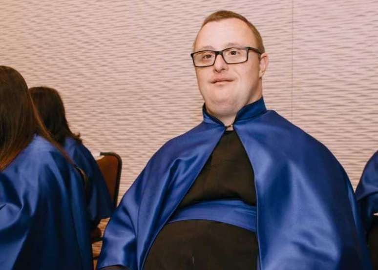 O paranaense Danilo Fernando Rigoni, de 40 anos, concluiu o curso técnico profissionalizante em Publicidade e Propaganda