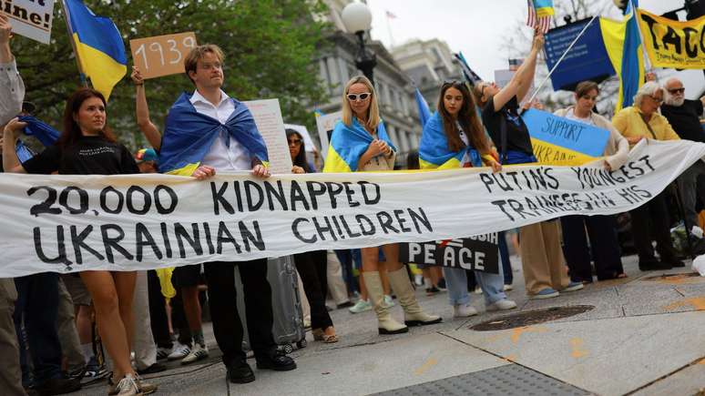 Protesto contra a guerra na Ucrânia ocorreu próximo à Casa Branca antes da reunião entre líderes