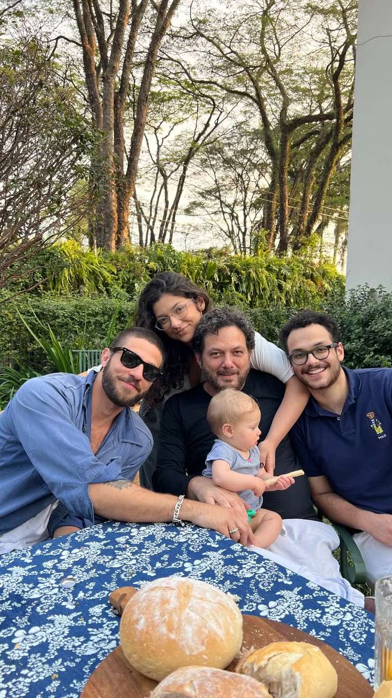They grew up! Chay Suede shows his father’s rare clicks