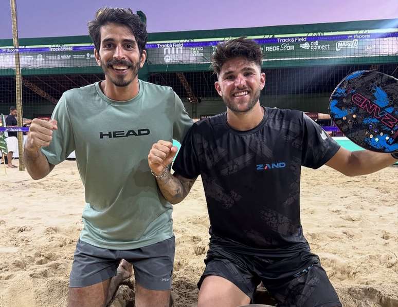 Gabriel Santos de preto à direita 