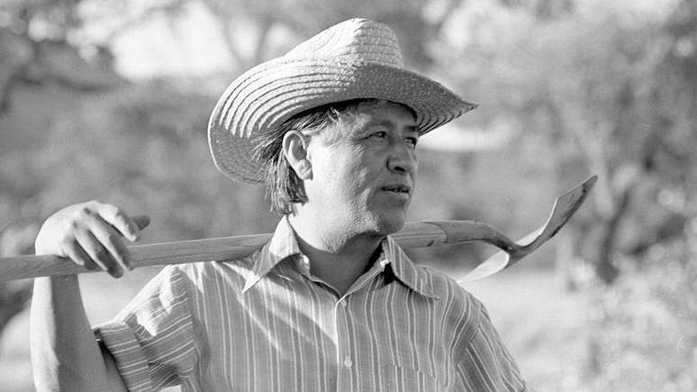 C&eacute;sar Ch&aacute;vez (1927-1993), fundou, junto a Dolores Huerta, o sindicato Uni&atilde;o dos Camponeses em 1962 e, como trabalhador rural americano de origem mexicana, se tornou o ativista dos direitos civis mais conhecido