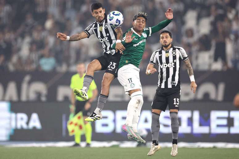 Botafogo perdeu mais uma vez para o Palmeiras na temporada.