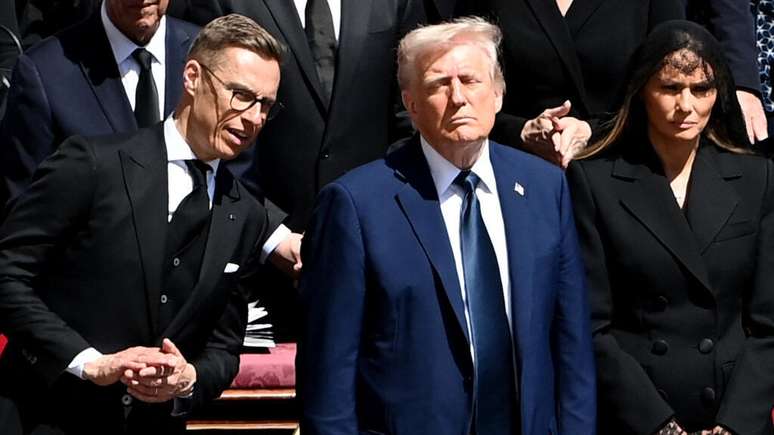 O presidente finlandês Alexander Stubb e o presidente norte-americano Donald Trump no funeral do papa Francisco, no Vaticano, em 26 de abril de 2025.