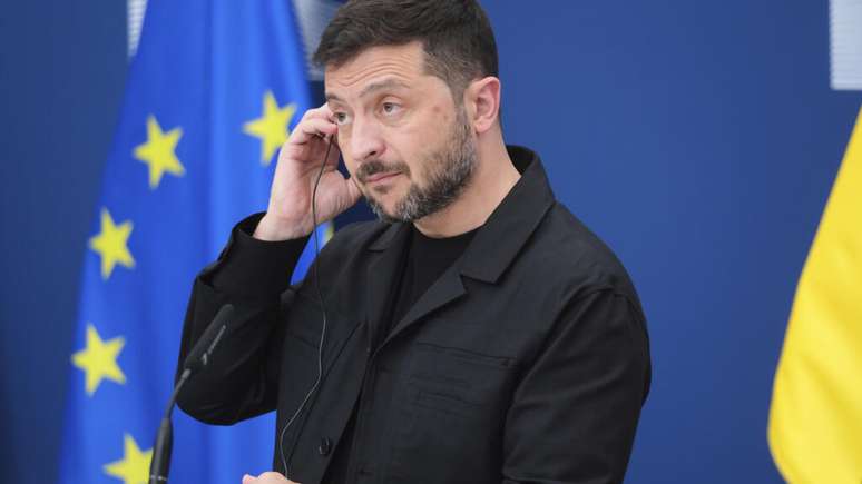 O presidente ucraniano Volodymyr Zelensky neste domingo (18)