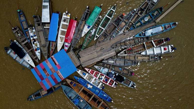 Vista a&eacute;rea de barcos de pesca na Reserva de Desenvolvimento Sustent&aacute;vel (RDS) Mamirau&aacute;, em Fonte Boa, estado do Amazonas, Brasil