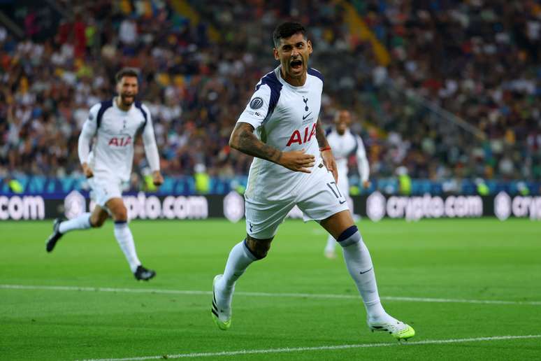 Romero comemorando um dos gols do Tottenham na final da Supercopa 