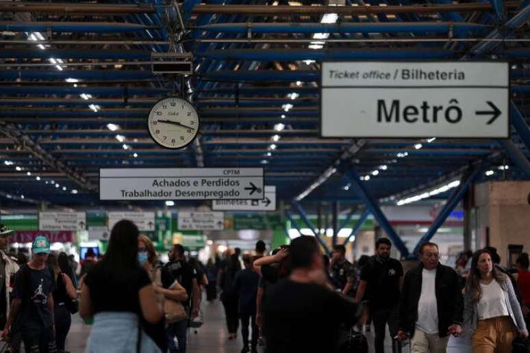 Além do Expresso Aeroporto da CPTM, a estação Palmeiras-Barra Funda recebe também as linhas 3-Vermelha de metrô e 8-Diamante de trens metropolitano.