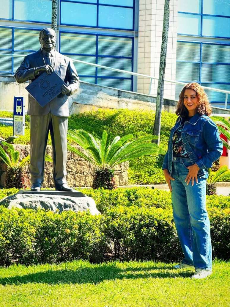 Catia Fonseca posa perto da est&aacute;tua de Roberto Marinho (1904 - 2003), fundador do grupo Globo, na entrada dos Est&uacute;dios Globo, antigo Projac, no Rio de Janeiro