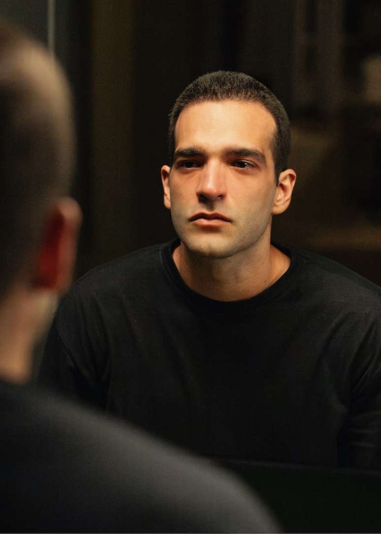 Vale Tudo: Afonso muda visual ao descobrir que est&aacute; com leucemia e vai precisar se submeter a quimioterapia