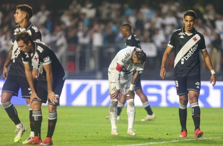 Goleada sofrida pelo Santos deixou Neymar visivelmente abatido.