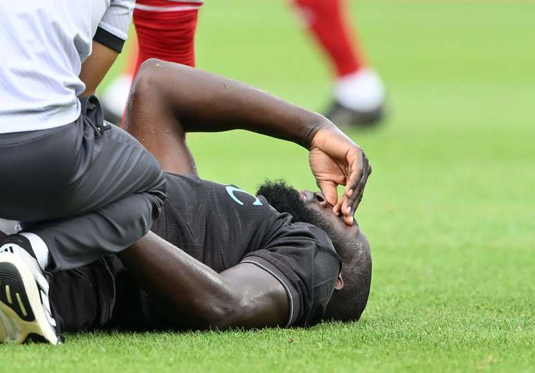 Lukaku sentindo sua les&atilde;o no amistoso entre Napoli x Olympiakos 