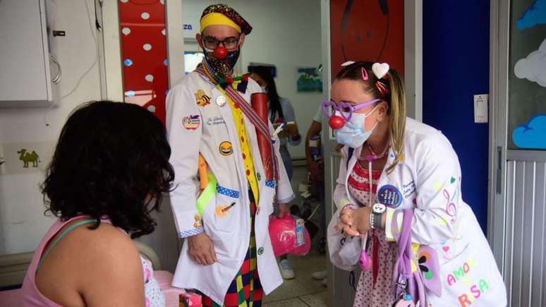 The presence of clowns significantly reduces the anxiety, pain and stress of children and teenagers subjected to medical procedures, such as in this hospital in Calé in Colombia