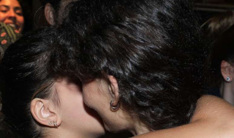 Daughter of Bela Gil, Flor Gil receives a kiss from his girlfriend, Nikita Chikita, during a show in Rio; Who is the young woman?