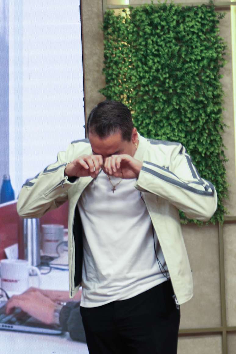 Leo Dias emocionado em estreia na Band