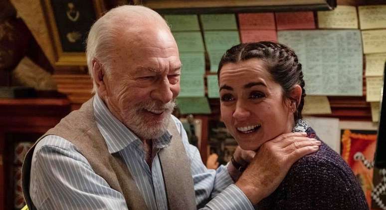 O idoso e a cuidadora herdeira: filme 'Entre Facas e Segredos' mostrou em 2019 história semelhante à da novela produzida pela Globo