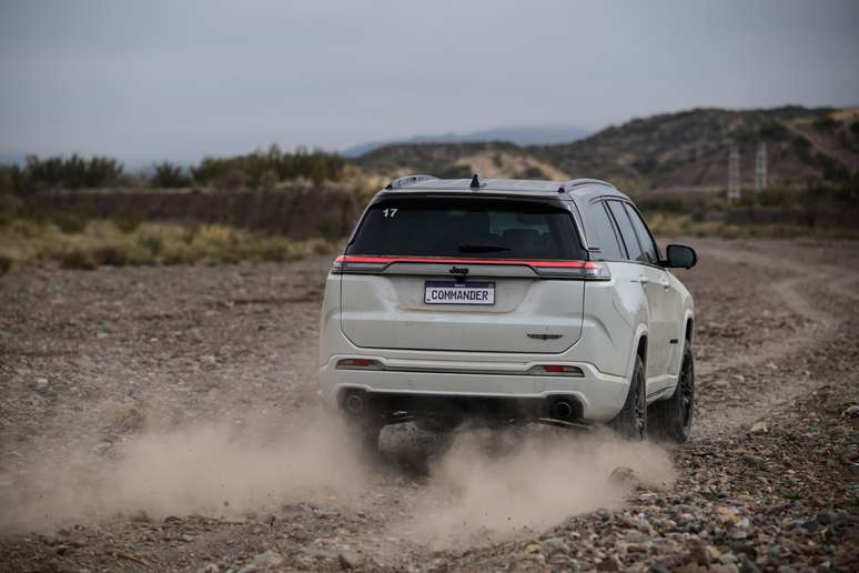 Novo Jeep Commander Blackhawk 2026
