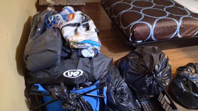 Theodie guardou sua tenda de campanha e outros pertences em um quarto de hotel, ap&oacute;s o desmonte do acampamento