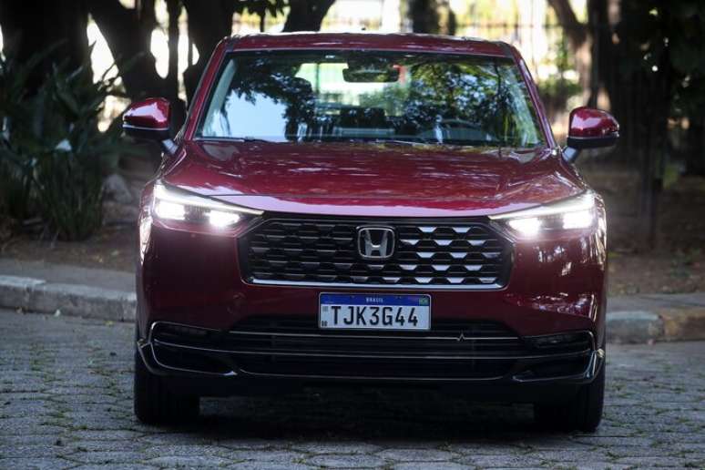 Na dianteira, nova grade &eacute; a principal novidade no SUV, com acabamento preto brilhante