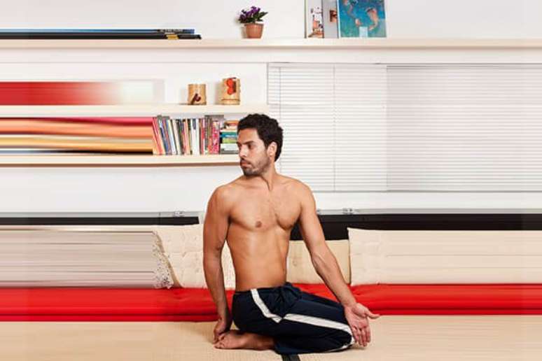 Parivrita Vajr&aacute;sana &mdash; tor&ccedil;&atilde;o sentada