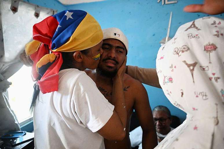 Edwuar Hern&aacute;ndez foi recebido pela fam&iacute;lia ao retornar &agrave; Venezuela