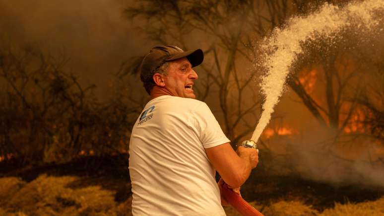 Especialistas indicam que alguns dos inc&ecirc;ndios s&atilde;o grandes demais para que se possa extingui-los