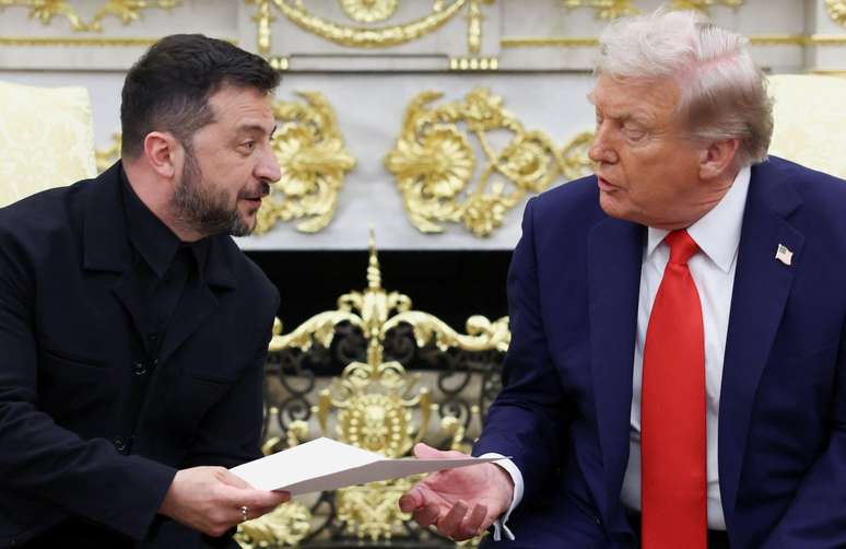 Zelensky entrega a Trump a carta de agradecimento da sua esposa, Olena Zelenska, para a primeira-dama Melania Trump