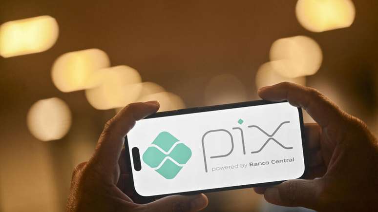 Em imagem de ilustração, um smartphone exibe o logotipo do Pix, o sistema de pagamento instantâneo gratuito do Brasil desenvolvido pelo Banco Central.