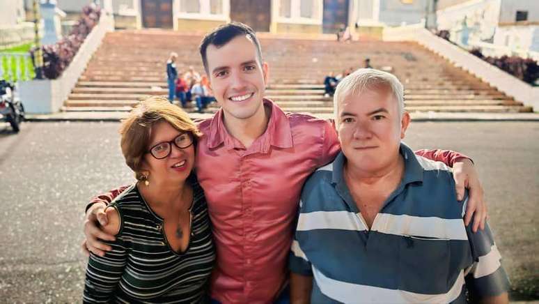 Andry Hern&aacute;ndez posa para foto abra&ccedil;ado com os pais na Venezuela