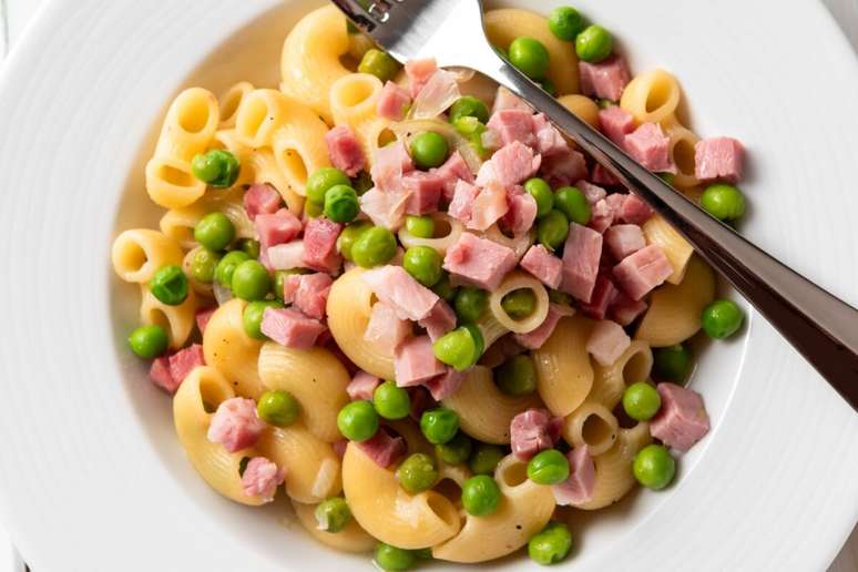 Macarr&atilde;o com presunto e ervilha 