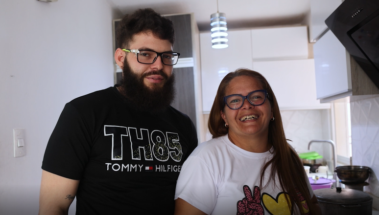 Wilken Flores com a m&atilde;e na casa da fam&iacute;lia na Venezuela