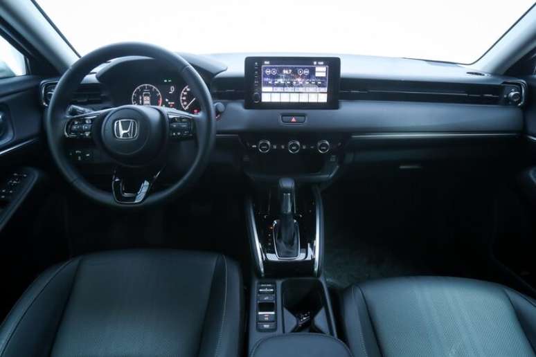 interior recebeu alguns ajustes, com destaque para o multim&iacute;dia, agora com ela fina e flutuante