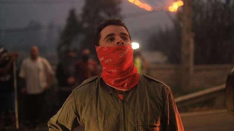 Volunt&aacute;rios na Gal&iacute;cia (noroeste da Espanha) ajudam na luta contra o fogo