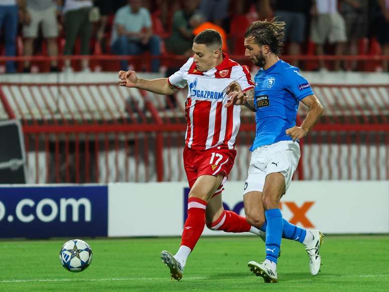 Bruno Duarte (&agrave; esquerda) marcou para o Estrela Vermelha (