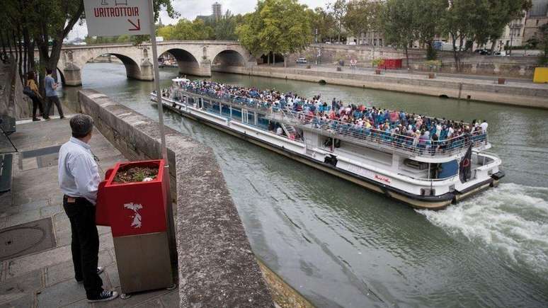 The places stated that the open ecological urinal, installed near the monuments and in front of the Sena river, damaged the image of the local historian and was offensive