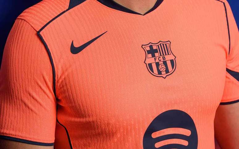 Imagens do novo terceiro uniforme do Barcelona &ndash;